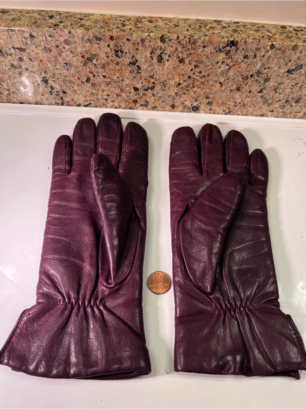 Women’s Size Medium Leather Gloves in burgundy with a cashmere lining